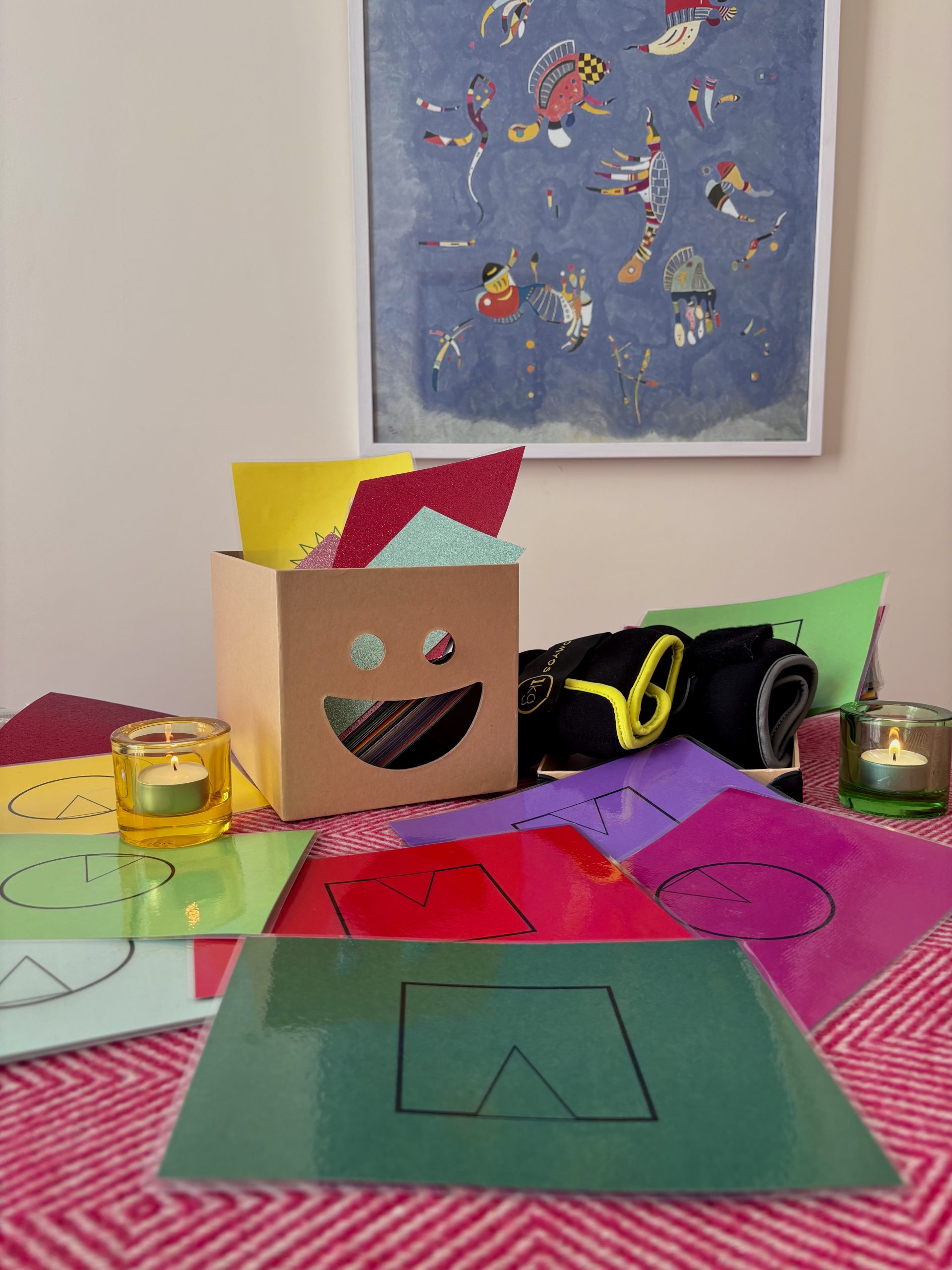 Cartons de couleurs disposés sur le sol, utilisés lors d'une séance de constellation familiale